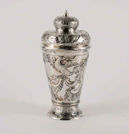 Lidded beaker with rocaille cartouches and birds - фото 3