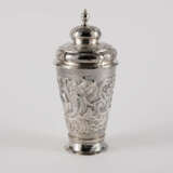 Lidded beaker with rocaille cartouches and birds - photo 4