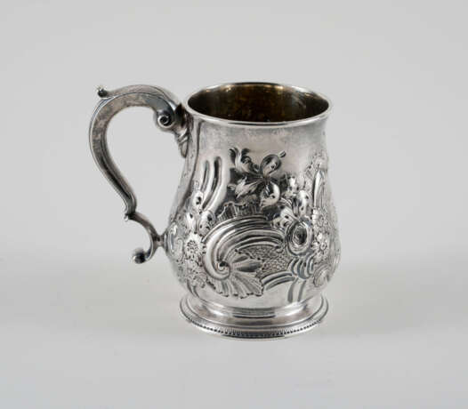 Large mug with floral relief - photo 3