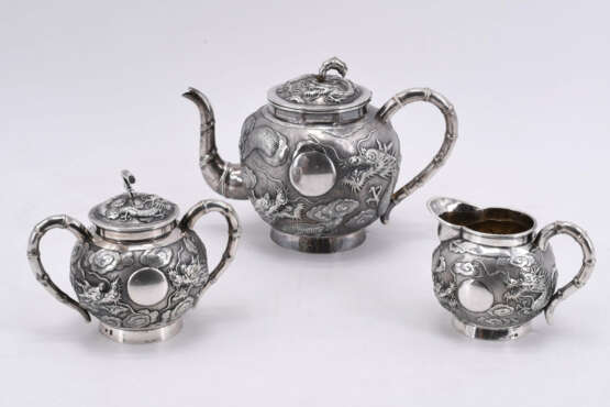 Three piece tea set with dragon decor - photo 1