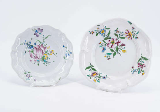 Gruppe von 10 Keramiken mit konturierten Blumen - фото 6