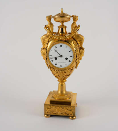 Vase-shaped pendulum clock - фото 1