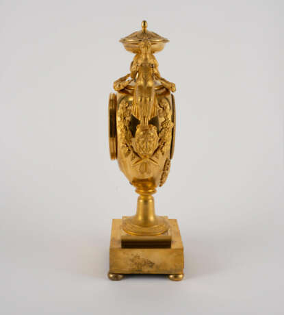 Vase-shaped pendulum clock - photo 2
