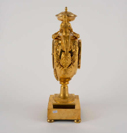 Vase-shaped pendulum clock - photo 4