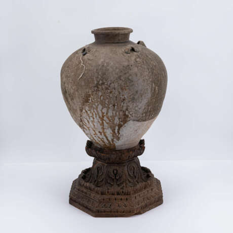 Bulbous vase on wooden base - фото 1