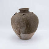 Bulbous vase on wooden base - фото 2