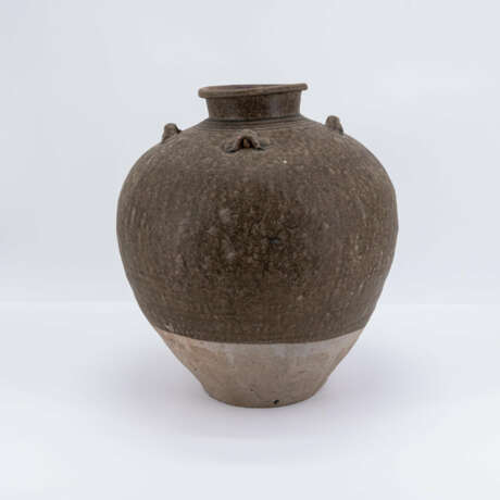 Bulbous vase on wooden base - фото 3