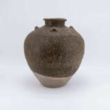 Bulbous vase on wooden base - фото 4