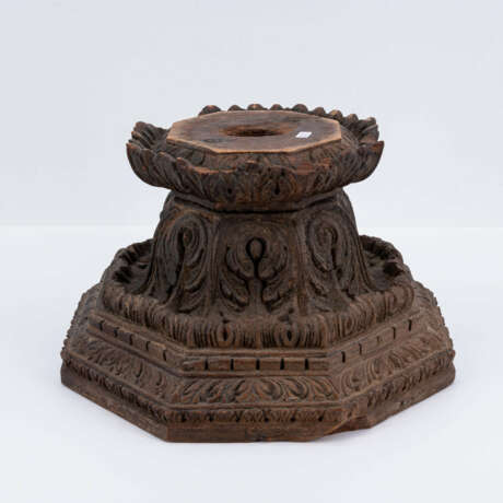 Bulbous vase on wooden base - photo 7