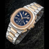 PATEK PHILIPPE. A STAINLESS STEEL AND 18K PINK GOLD AUTOMATIC FLYBACK CHRONOGRAPH WRISTWATCH WITH DATE AND BRACELET - Foto 1