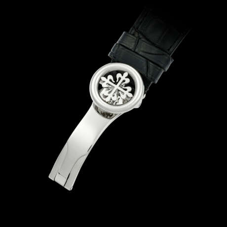 PATEK PHILIPPE. A PLATINUM AUTOMATIC ANNUAL CALENDAR FLYBACK CHRONOGRAPH WRISTWATCH WITH DAY/NIGHT INDICATION - photo 3