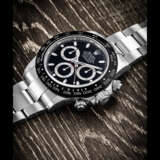 ROLEX. A STAINLESS STEEL AUTOMATIC CHRONOGRAPH WRISTWATCH WITH BRACELET AND BLACK DIAL - Foto 1