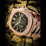 PATEK PHILIPPE. AN 18K PINK GOLD AUTOMATIC WRISTWATCH WITH POWER RESERVE, MOON PHASES, DATE AND BRACELET - Foto 1