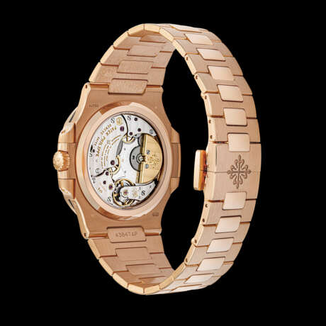 PATEK PHILIPPE. AN 18K PINK GOLD AUTOMATIC WRISTWATCH WITH POWER RESERVE, MOON PHASES, DATE AND BRACELET - Foto 2