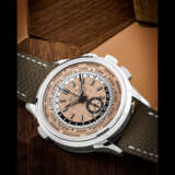PATEK PHILIPPE. A STAINLESS STEEL AUTOMATIC FLYBACK CHRONOGRAPH WRISTWATCH WITH WORLD TIME DISPLAY - Foto 1