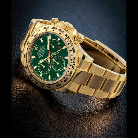 ROLEX. AN 18K GOLD AUTOMATIC CHRONOGRAPH WRISTWATCH WITH BRACELET AND GREEN DIAL - фото 1