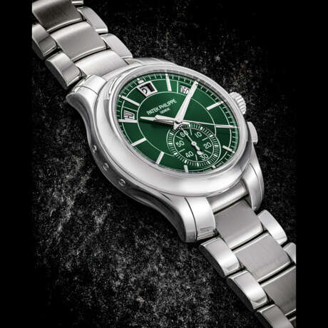 PATEK PHILIPPE. A STAINLESS STEEL AUTOMATIC ANNUAL CALENDAR FLYBACK CHRONOGRAPH WRISTWATCH WITH DAY/NIGHT INDICATOR, BRACELET AND GREEN DIAL - Foto 1
