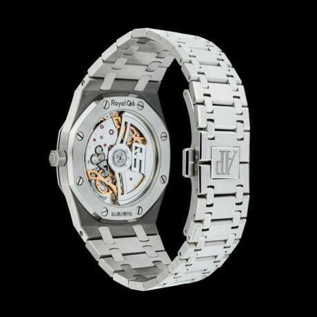 AUDEMARS PIGUET. A RARE STAINLESS STEEL AUTOMATIC WRISTWATCH WITH DATE AND BRACELET, FEATURING THE ROYAL OAK 50TH ANNIVERSARY ROTOR - Foto 2