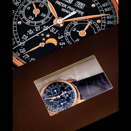 PATEK PHILIPPE. THE ONLY KNOWN DOUBLE SEALED AND IMPORTANT 18K PINK GOLD PERPETUAL CALENDAR CHRONOGRAPH WRISTWATCH WITH MOON PHASES, 24 HOUR, LEAP YEAR INDICATION, BREGUET AND DOT NUMERALS AND TACHYMETER SCALE - Foto 1