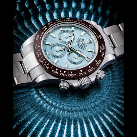ROLEX. A PLATINUM AND DIAMOND-SET AUTOMATIC CHRONOGRAPH WRISTWATCH WITH BRACELET AND ICE BLUE DIAL - Foto 1