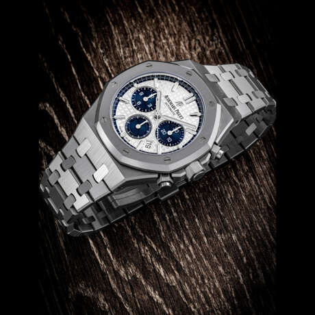 AUDEMARS PIGUET. A STAINLESS STEEL AUTOMATIC CHRONOGRAPH WRISTWATCH WITH DATE AND BRACELET - photo 1