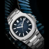 PATEK PHILIPPE. AN 18K WHITE GOLD AUTOMATIC WRISTWATCH WITH SWEEP CENTRE SECONDS, DATE AND BRACELET - фото 1