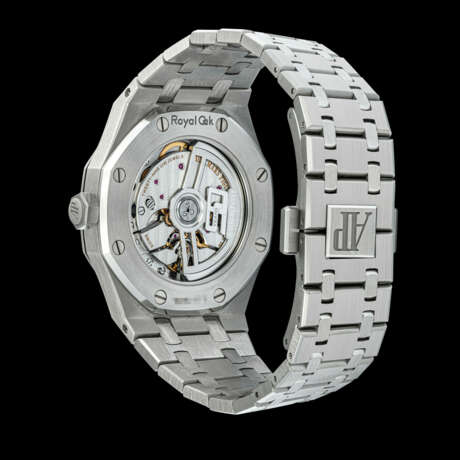 AUDEMARS PIGUET. A RARE STAINLESS STEEL AND DIAMOND-SET AUTOMATIC WRISTWATCH WITH SWEEP CENTRE SECONDS, DATE AND BRACELET, FEATURING THE ROYAL OAK 50TH ANNIVERSARY ROTOR - Foto 2