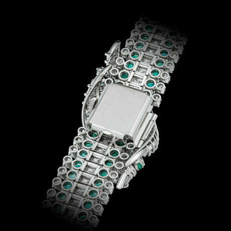 PATEK PHILIPPE. AN EXCEPTIONAL AND EXTREMELY RARE PLATINUM, DIAMOND AND EMERALD-SET BRACELET WATCH - фото 2