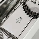 PATEK PHILIPPE. AN EXCEPTIONAL AND EXTREMELY RARE PLATINUM, DIAMOND AND EMERALD-SET BRACELET WATCH - Foto 5