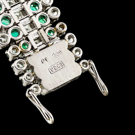 PATEK PHILIPPE. AN EXCEPTIONAL AND EXTREMELY RARE PLATINUM, DIAMOND AND EMERALD-SET BRACELET WATCH - Foto 6