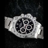 ROLEX. A VERY RARE STAINLESS STEEL AUTOMATIC CHRONOGRAPH WRISTWATCH WITH BRACELET AND “4-LINE” DIAL - Foto 1