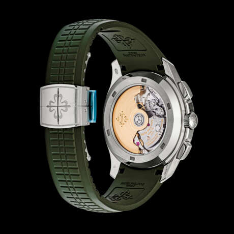 PATEK PHILIPPE. AN 18K WHITE GOLD AUTOMATIC FLYBACK CHRONOGRAPH WRISTWATCH WITH DATE - Foto 2