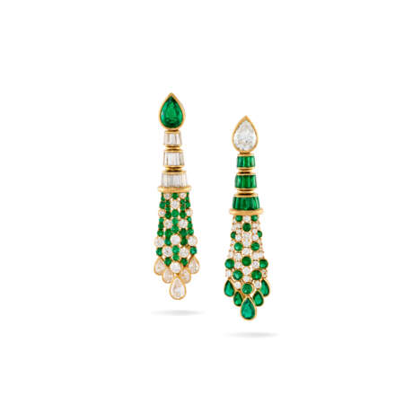 EMERALD AND DIAMOND EARRINGS - фото 1