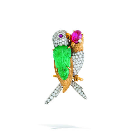 CARTIER MID 20TH CENTURY EMERALD, RUBY AND DIAMOND `LOVEBIRDS` CLIP-BROOCH - photo 1