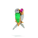 CARTIER MID 20TH CENTURY EMERALD, RUBY AND DIAMOND `LOVEBIRDS` CLIP-BROOCH - Foto 1