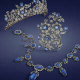 THE W&#220;RTTEMBERG SAPPHIRE JEWELS
AN IMPRESSIVE MID 19TH CENTURY SUITE OF SAPPHIRE AND DIAMOND JEWELLERY - Foto 1