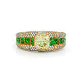 BULGARI COLOURED DIAMOND, DIAMOND AND EMERALD BANGLE - Foto 1