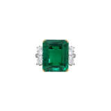 EXCEPTIONAL HARRY WINSTON EMERALD AND DIAMOND RING - Foto 1