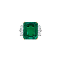 EXCEPTIONAL HARRY WINSTON EMERALD AND DIAMOND RING