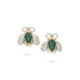 PAIR OF EMERALD AND DIAMOND BEE BROOCHES - фото 1