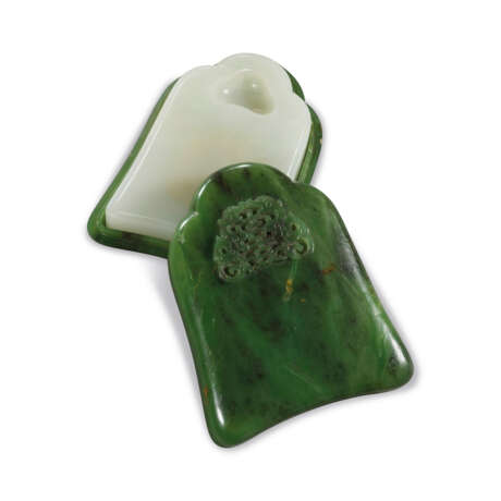 A WHITE JADE INKSTONE AND A SPINACH-GREEN JADE INKSTONE BOX AND COVER - Foto 1