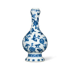A SMALL BLUE AND WHITE PEAR-SHAPED &#39;GARLIC-MOUTH’ VASE