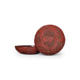 A SMALL CARVED CINNABAR LACQUER INCENSE BOX AND COVER - Foto 1