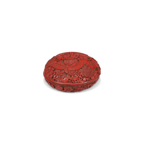 A SMALL CARVED CINNABAR LACQUER INCENSE BOX AND COVER - Foto 2