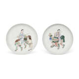 A PAIR OF FAMILLE ROSE RUBY-BACK ‘IMMORTALS’ DISHES - Foto 1