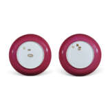 A PAIR OF FAMILLE ROSE RUBY-BACK ‘IMMORTALS’ DISHES - Foto 2