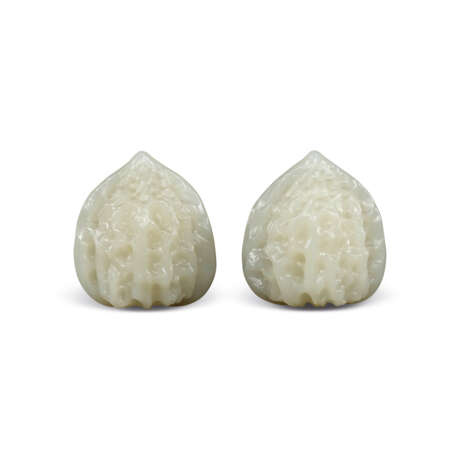 A PAIR OF WHITE JADE CARVINGS OF WALNUTS - photo 2
