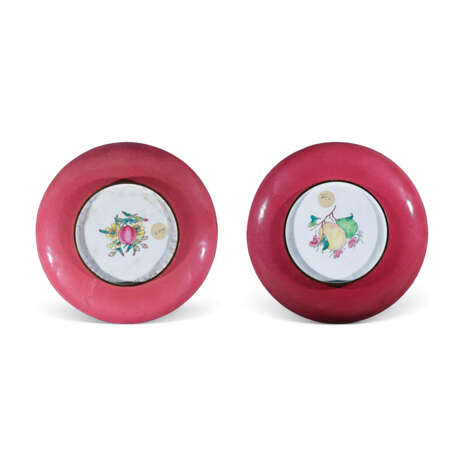 A PAIR OF PAINTED ENAMEL RUBY-BACK `EUROPEAN SUBJECT` DISHES - photo 2
