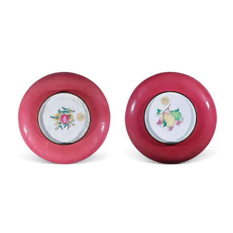 A PAIR OF PAINTED ENAMEL RUBY-BACK `EUROPEAN SUBJECT` DISHES - фото 2