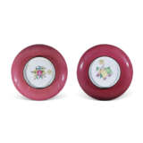 A PAIR OF PAINTED ENAMEL RUBY-BACK `EUROPEAN SUBJECT` DISHES - Foto 2